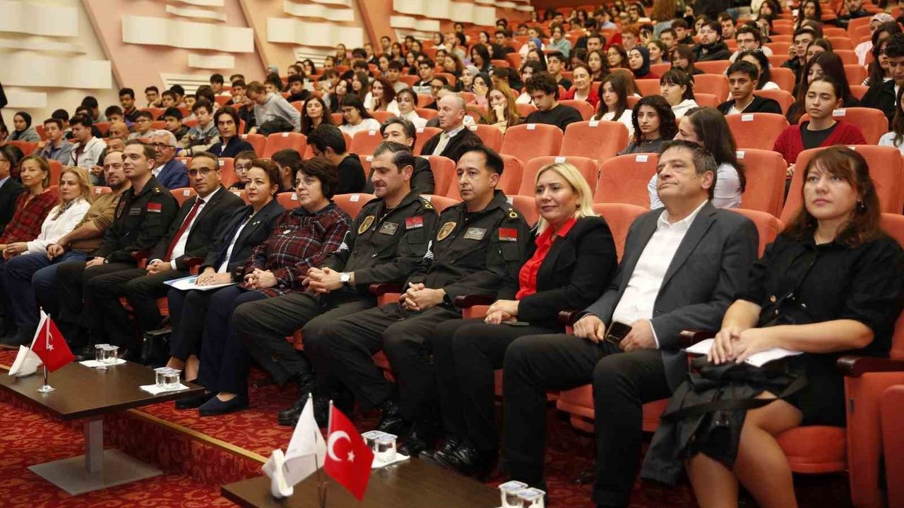 SOLOTÜRK Gösteri Ekibi ESOGÜ'de Öğrencilerle Söyleşti ve İmza Günü Düzenledi