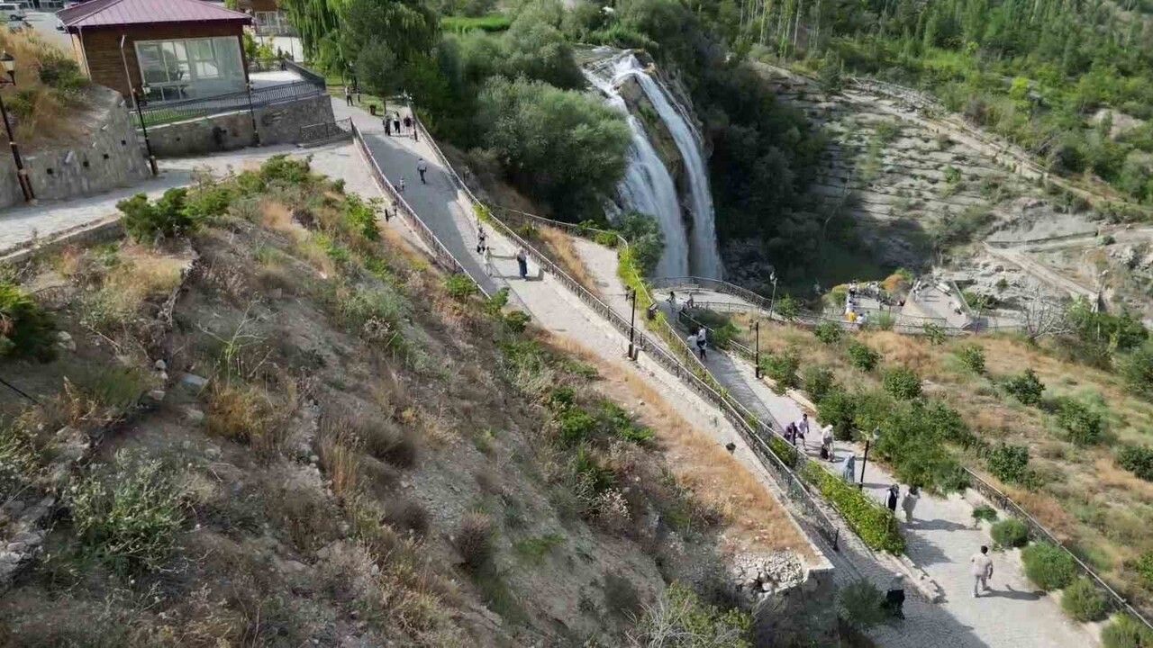 Sonbaharda Tortum Şelalesi'ne ziyaretçi yoğunluğu