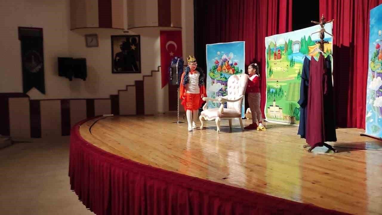 Sorgun Belediyesi Tiyatro Topluluğu İç Anadolu Turnesinde 5 Bin Seyirciyle Buluştu