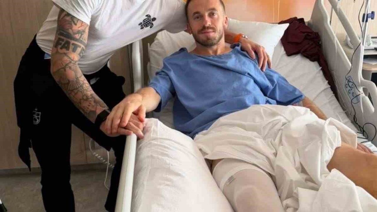 Stefan Savic, sakatlanan kaptan Edin Visca'yı hastanede ziyaret etti