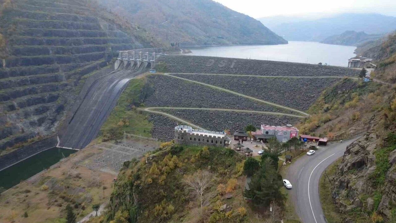 Suat Uğurlu Barajı’nda bakım tamamlandı, Yeşilırmak’a kontrollü su salımı başladı