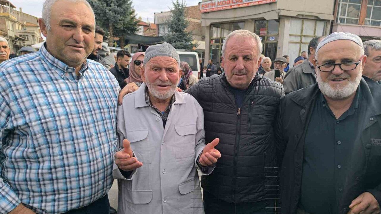 Şuhut'ta Umre Adayları Büyük Cami Önünden Dualarla Kutsal Topraklara Uğurlandı