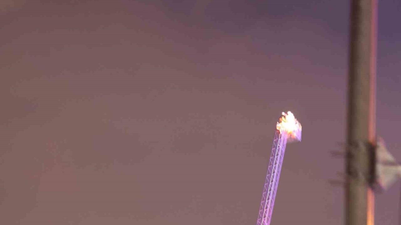 Suita'da yıldırım düşmesi sonucu duran 123 metrelik 'Osaka Wheel' dönme dolabında 20 kişi 9 saatte kurtarıldı