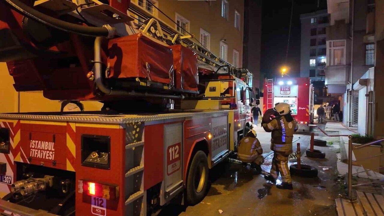 Sultanbeyli'de ahşap binada çıkan yangın itfaiyenin müdahalesiyle kontrol altına alındı