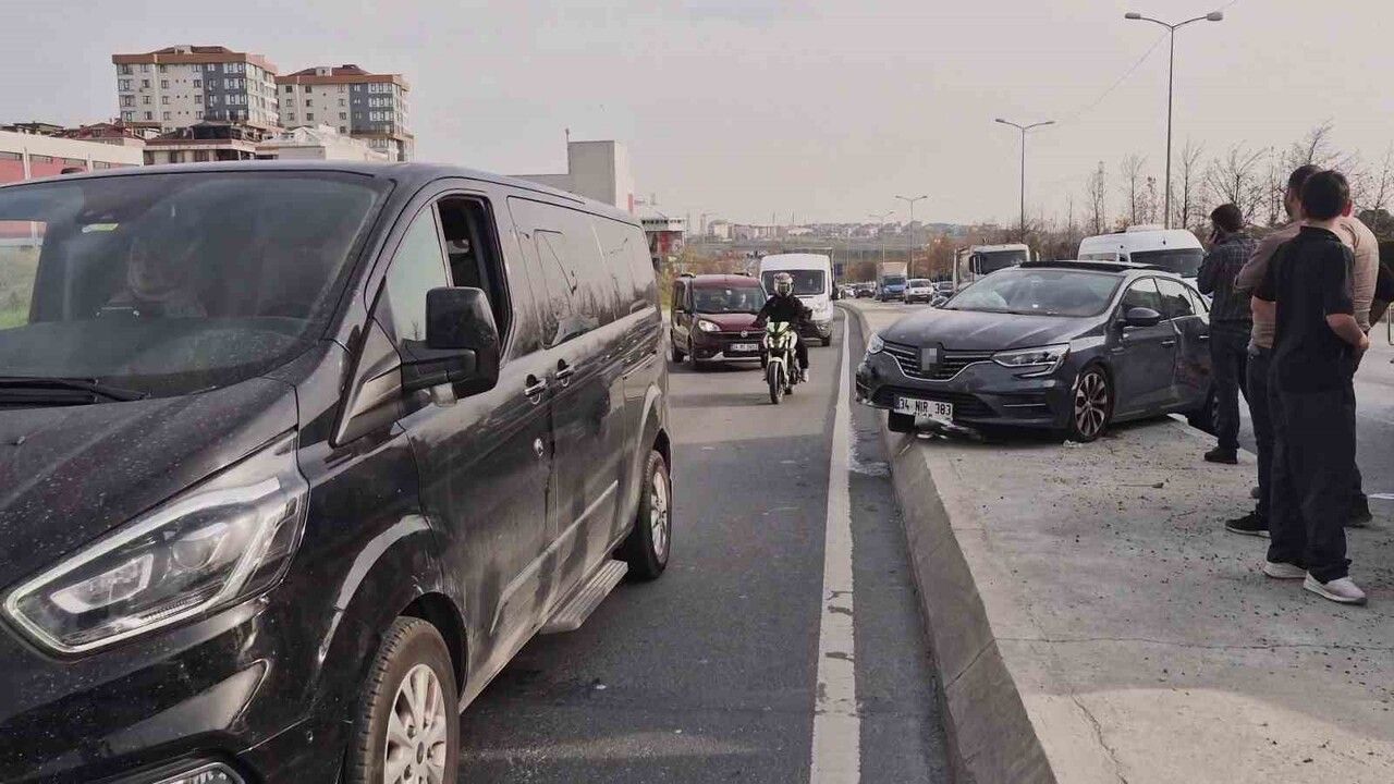 Sultangazi'de kamyonun sıkıştırdığı otomobil beton refüje çıktı: 1 yaralı