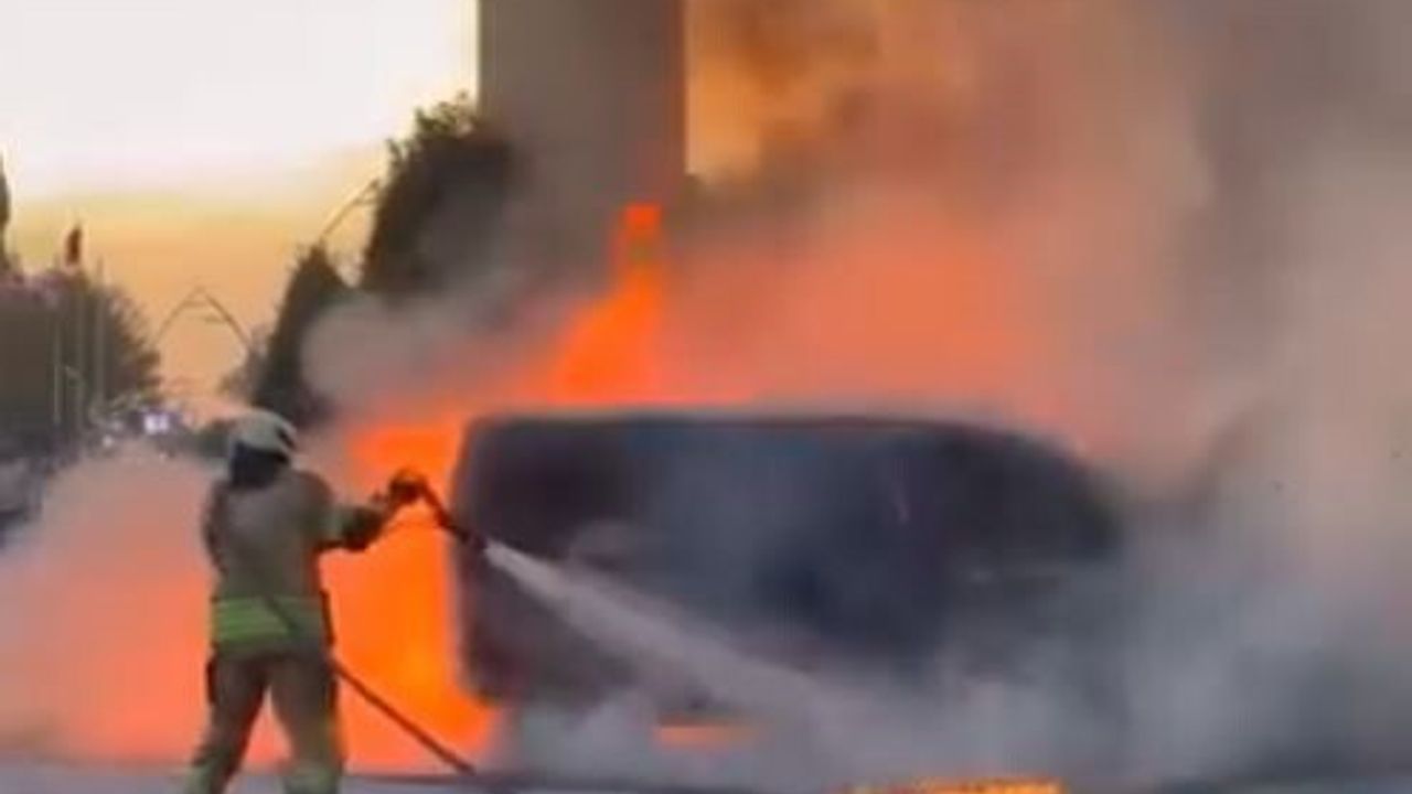 Sultangazi'de seyir halindeki hafif ticari araç yandı