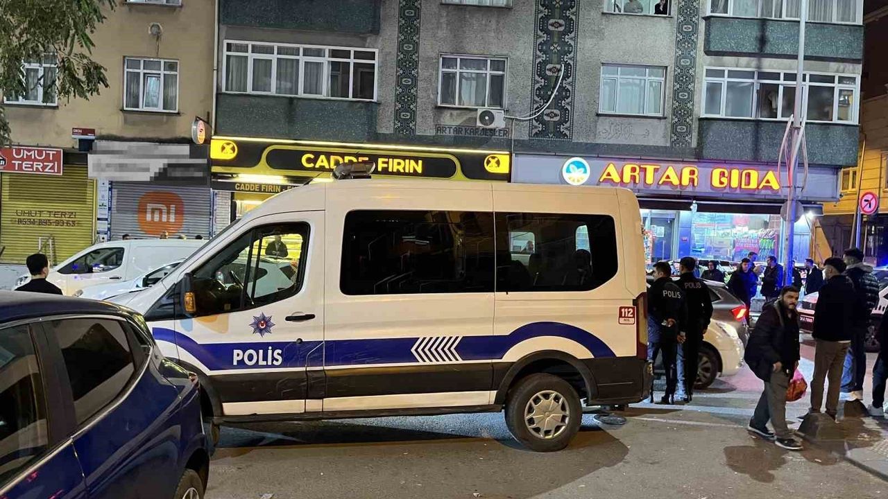 Sultangazi'de silahlı saldırı: Eski eşin birlikte yaşadığı kişi öldü, saldırgan ağır yaralı