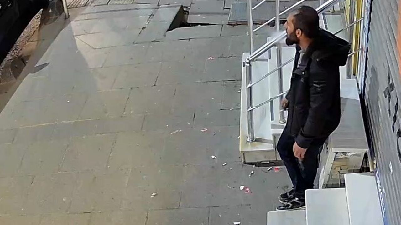 Sultangazi'de silahlı saldırı: Eski eşin birlikte yaşadığı kişi öldü, saldırgan hayatını kaybetti