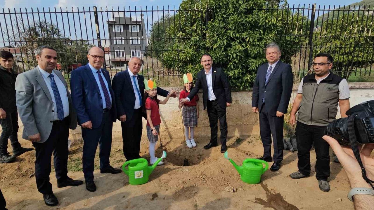 Sultanhisar'da 11 Kasım Milli Ağaçlandırma Günü'nde fidanlar toprakla buluştu