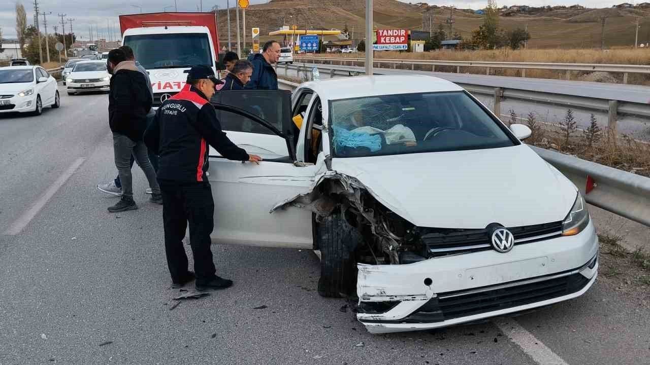 Sungurlu'da tırın otomobili sıkıştırdığı kaza güvenlik kamerasında: 1 yaralı