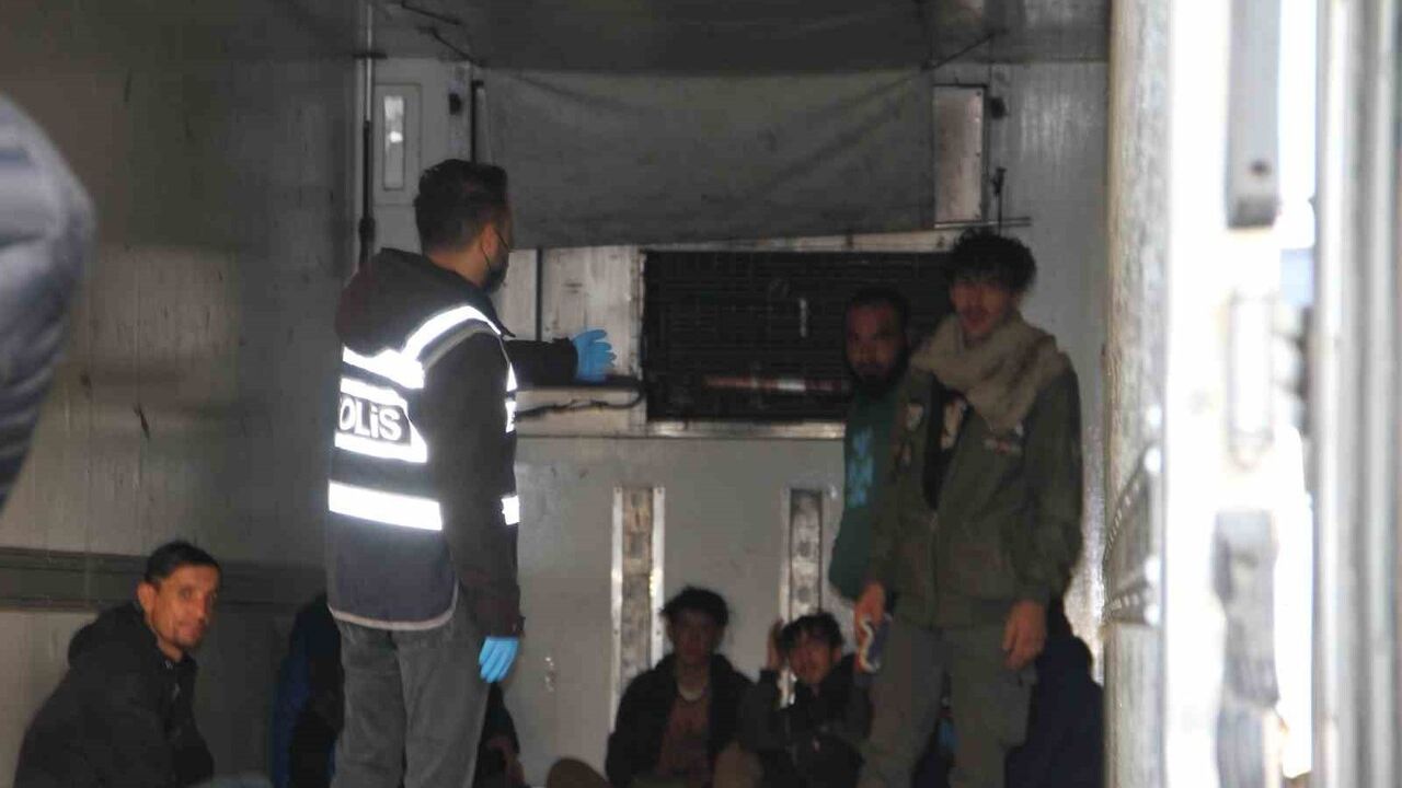 Suşehri'de tır dorsesinde 28 kaçak göçmen yakalandı