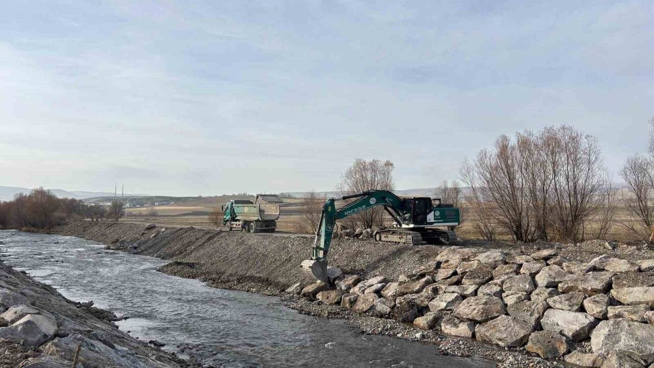 Susuz Çayı'nda dere ıslahı ve taşkın koruma çalışmaları devam ediyor