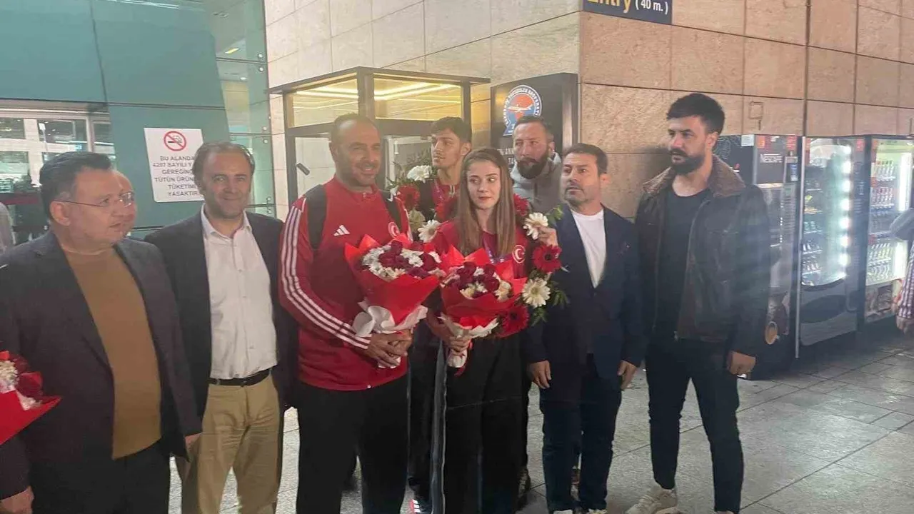 Taekwondo Milli Takımı Wuxi'de ilk kez takım halinde 2025 Dünya Şampiyonu olarak Ankara'ya döndü