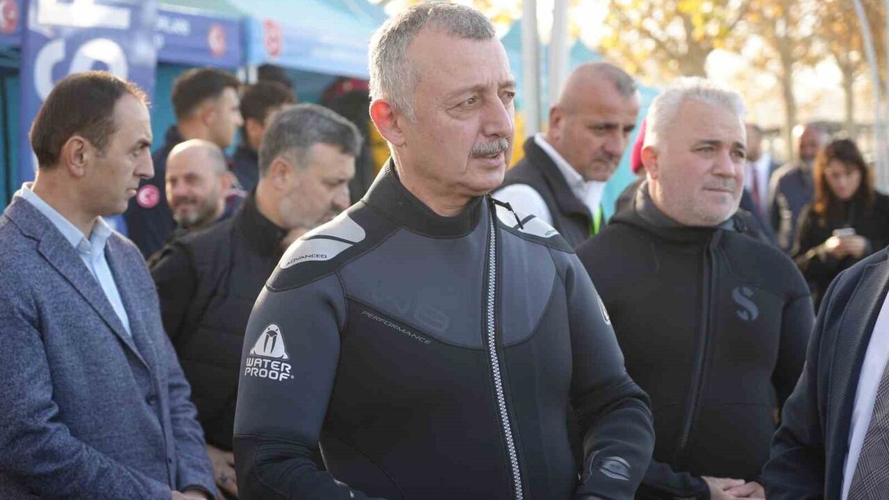 Tahir Büyükakın İzmit Körfezi'nde daldı: Rehabilitasyon çalışmaları deniz yaşamını canlandırıyor