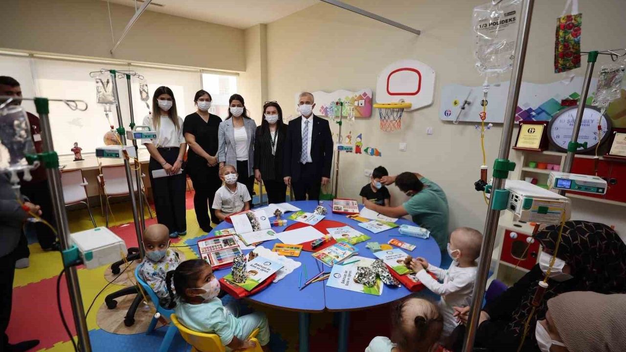 Tahmazoğlu, lösemili çocukları ziyaret ederek moral verdi