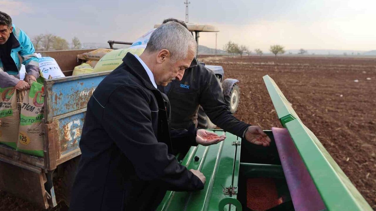 Tahmazoğlu, Şahinbey'de çiftçilerle birlikte buğday ve gübre ekimi gerçekleştirdi