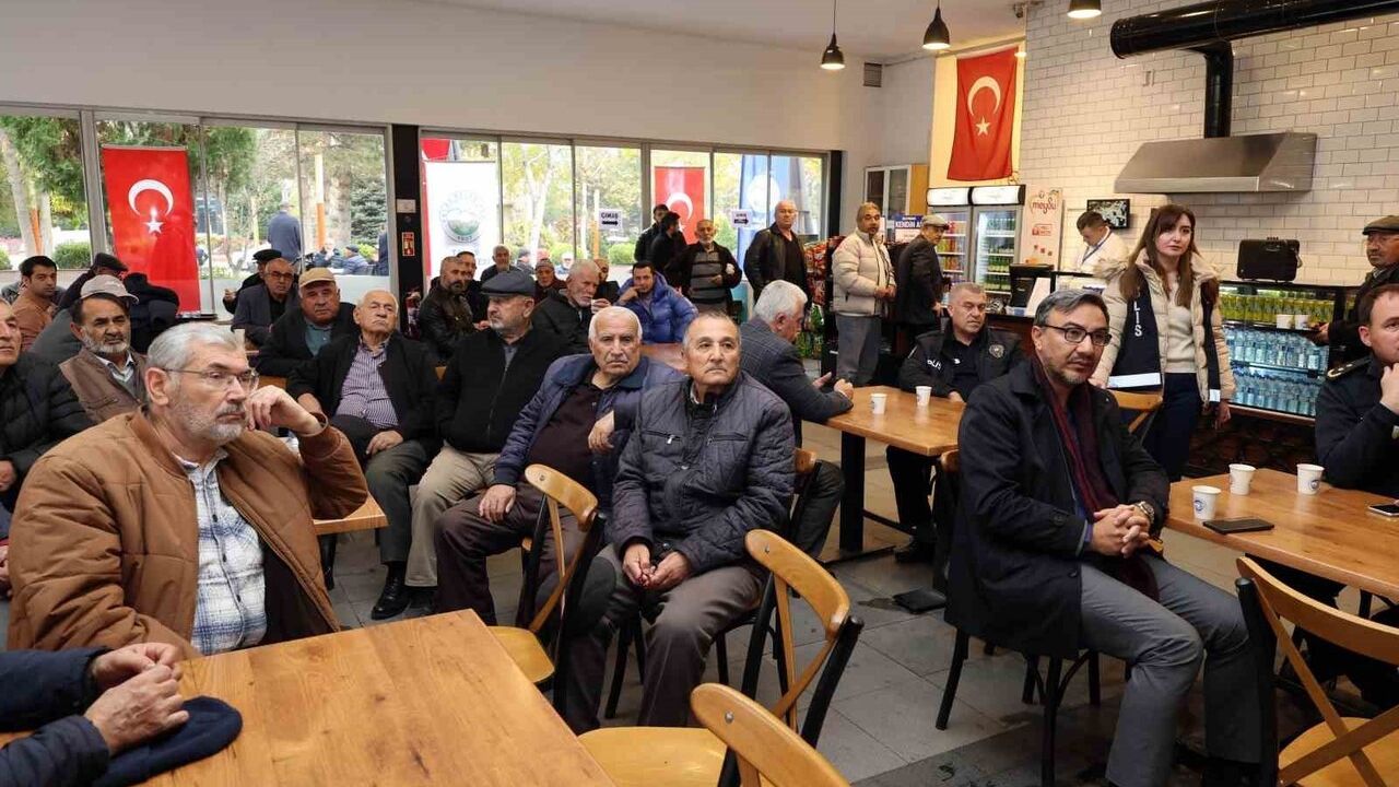 Talas Belediyesi Osmanlı Kültür Evi’nde 60+ vatandaşlara akıllı telefon güvenliği eğitimi verdi