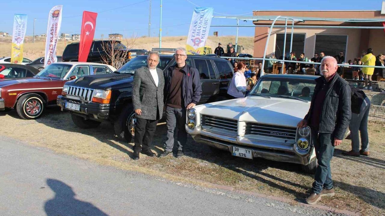 Talas'ta model uçaklar ve klasik otomobiller aynı pistte buluştu