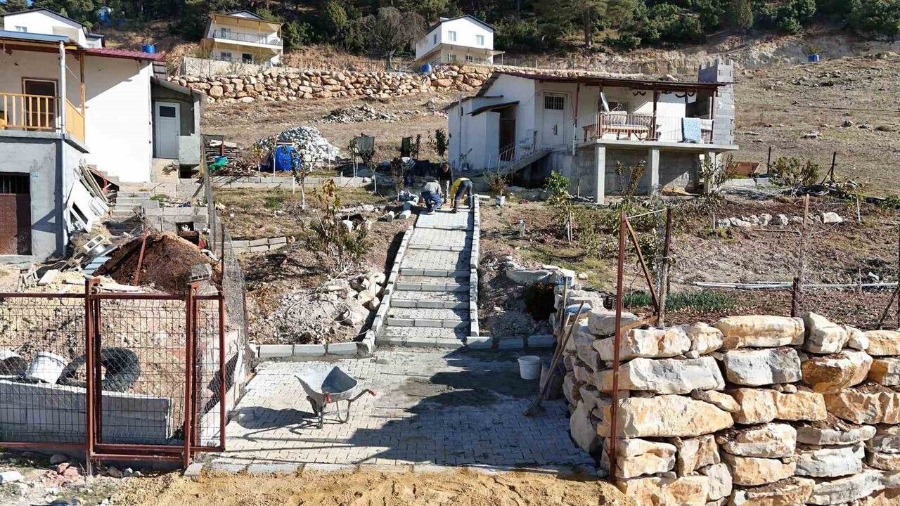 Tarsus'ta Çukurbağ Mahallesi'nde engelli ulaşımı için parke çalışması