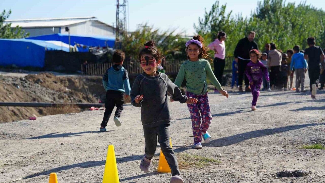 Tarsus’ta Dünya Çocuk Hakları Günü üç mahallede yüzlerce çocukla kutlandı