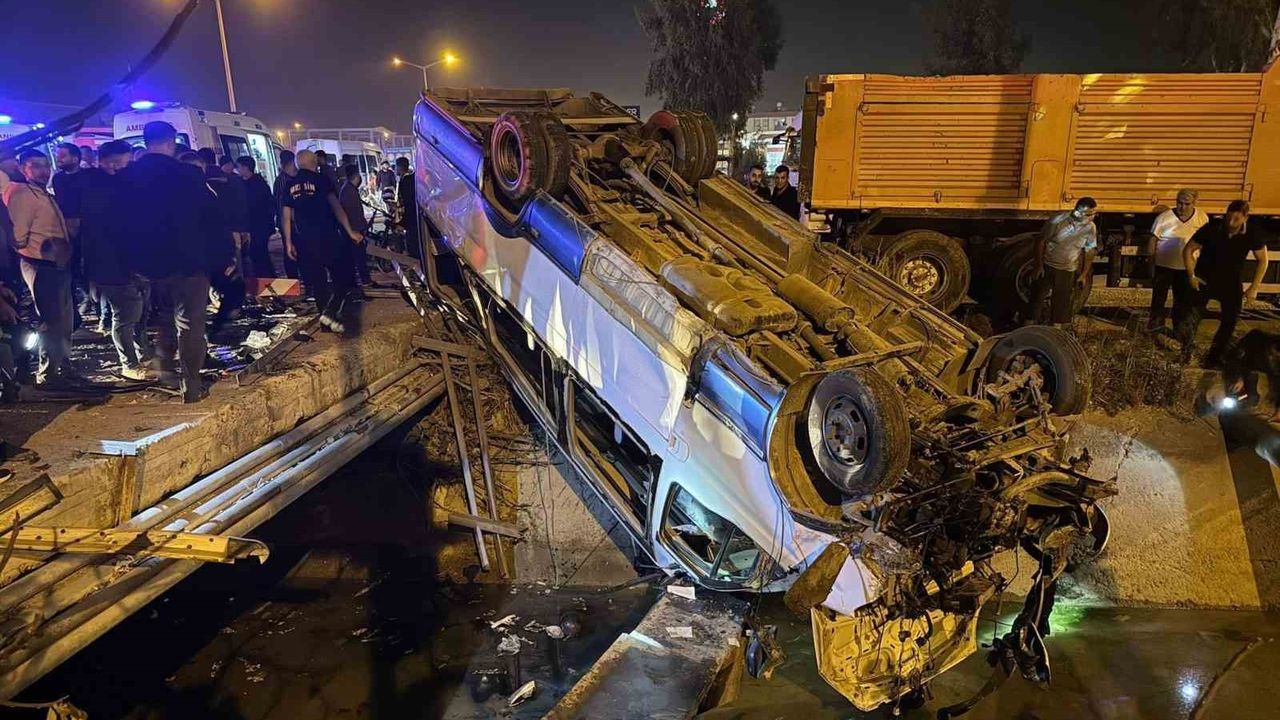 Tarsus’ta minibüs ile otomobil çarpıştı: 10 kişi yaralandı