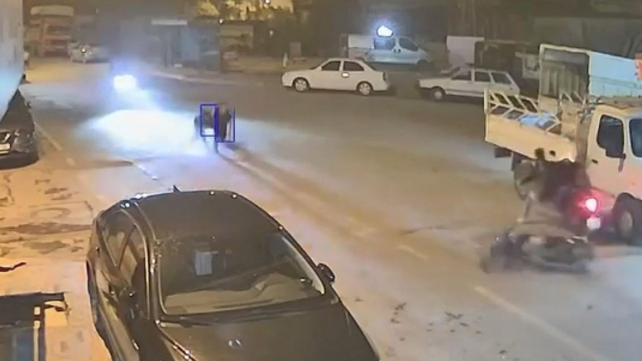 Tarsus'ta motosikletle akrobatik hareket yaparken kaza: Sürücü ve yolcu motosikleti bırakıp kaçtı