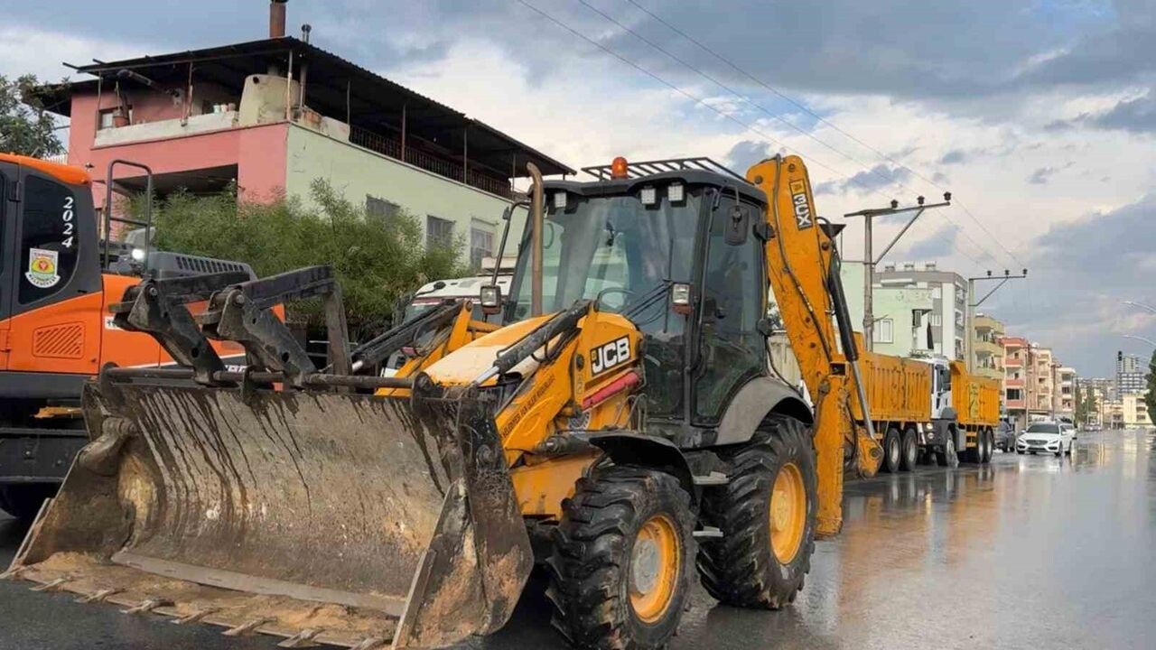 Tarsus’ta sağanak sonrası belediye ekiplerinin gece boyu saha çalışması