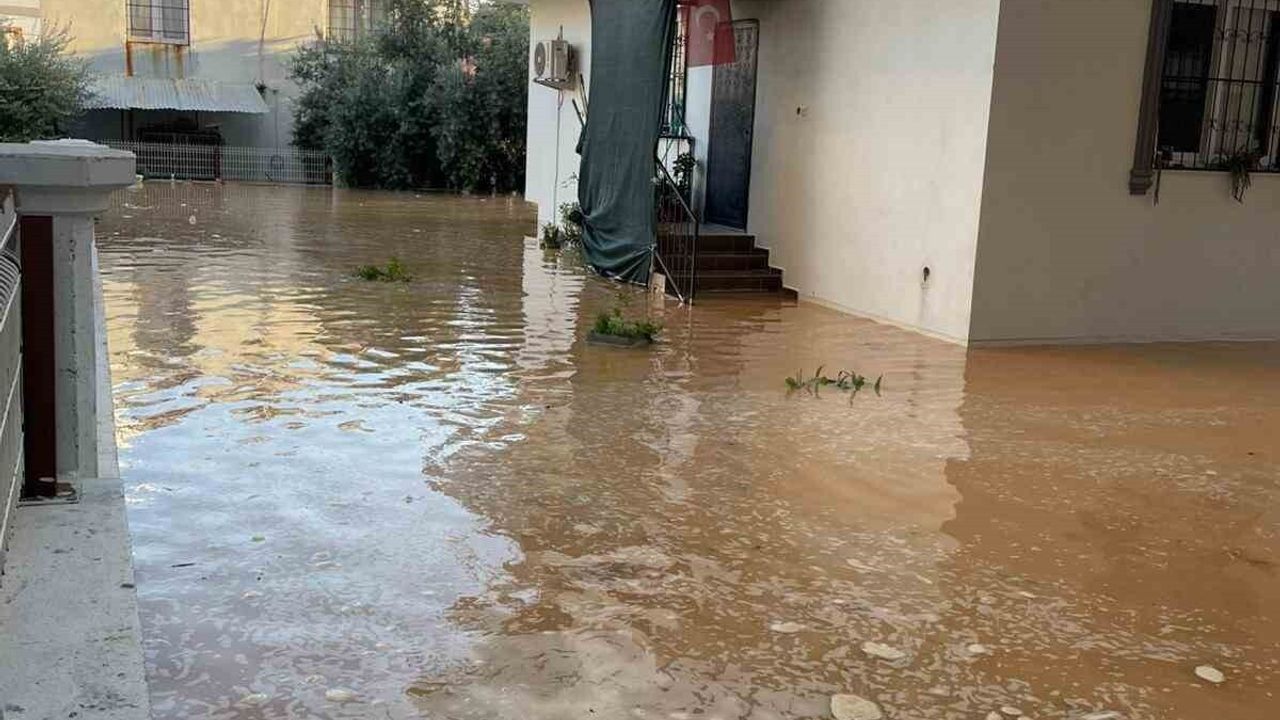Tarsus'ta su borusu patladı: Üç sitenin bahçesi suyla doldu, bir duvar çöktü