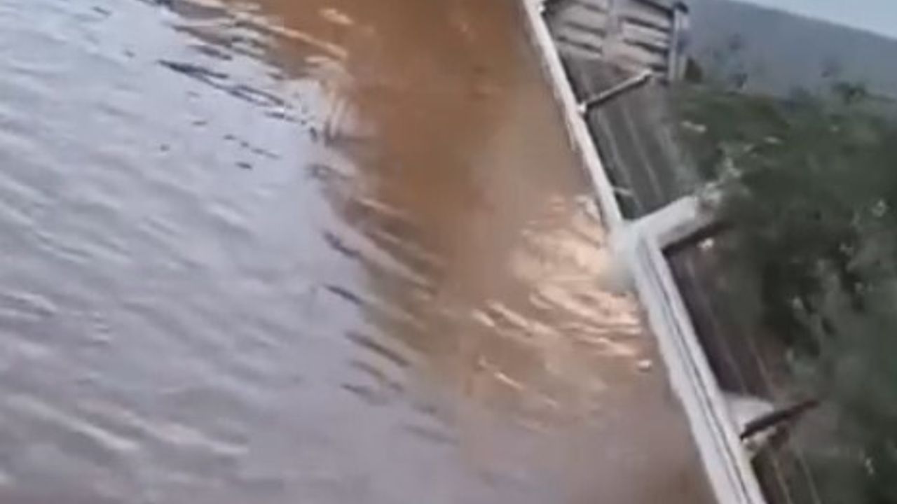 Tarsus'ta su borusu patlaması: Sitelerin bahçeleri suyla doldu, istinat duvarı çöktü