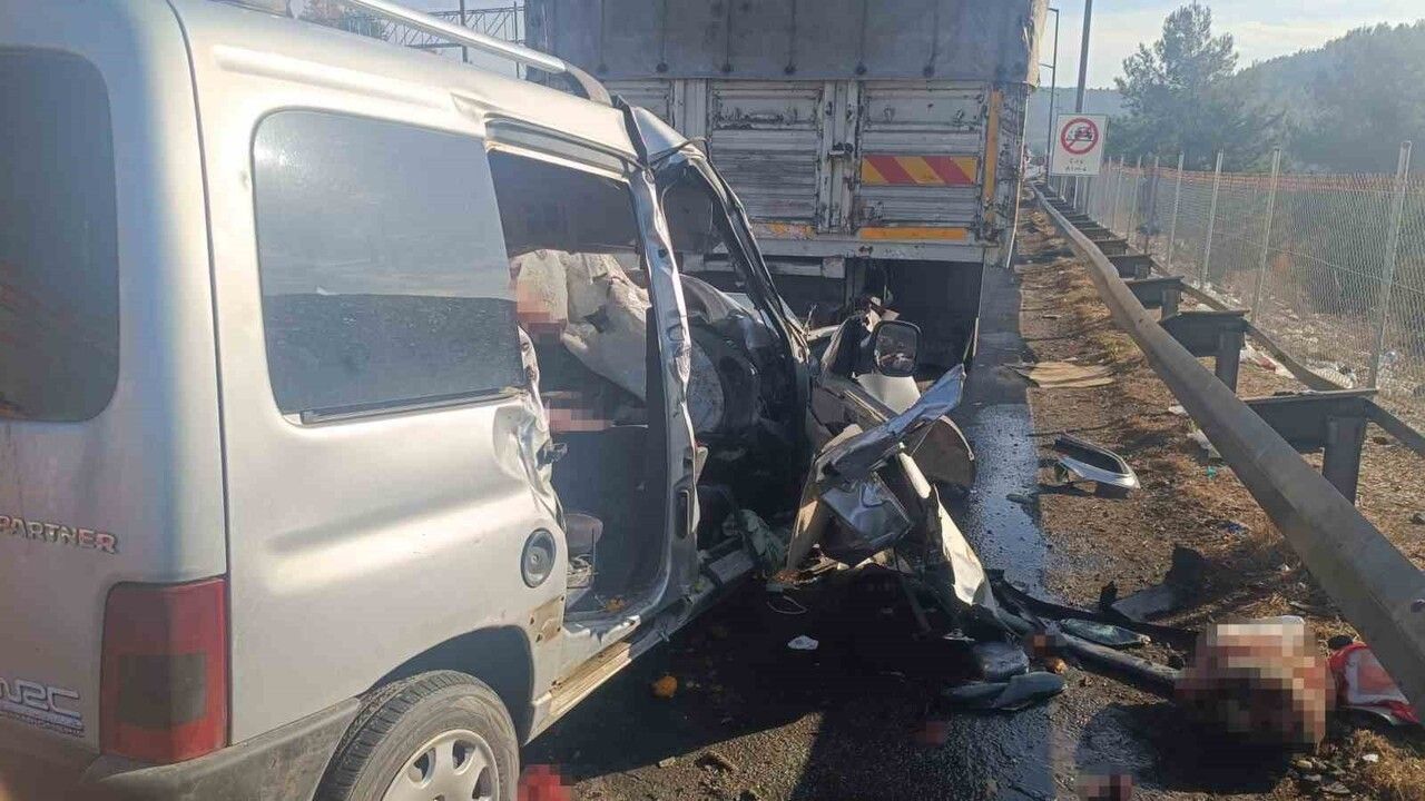 Tarsus'ta trafik kazası: Park halindeki kamyona çarpan araçta 3 ölü, 3 yaralı