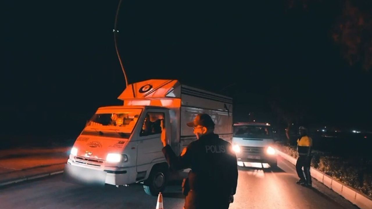 Tarsus’ta Vali Atilla Toros’un Katılımıyla Huzur Uygulamaları: Silah ve Uyuşturucu Ele Geçirildi