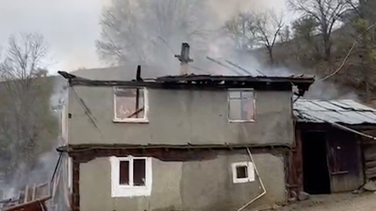 Taşköprü Bozarmut’ta İki Katlı Ev Yangını Söndürüldü