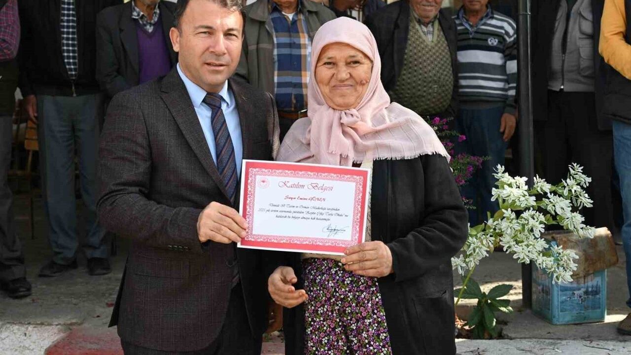 Tavas’ta 'Zeytin Çiftçi Tarla Okulu' 31 üreticiyi mezun etti