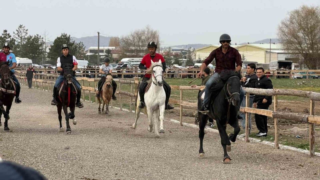 Tavşanlı'da 1. Rahvan At Yarışları Yoğun İlgiyle Gerçekleşti — Albora birinci oldu