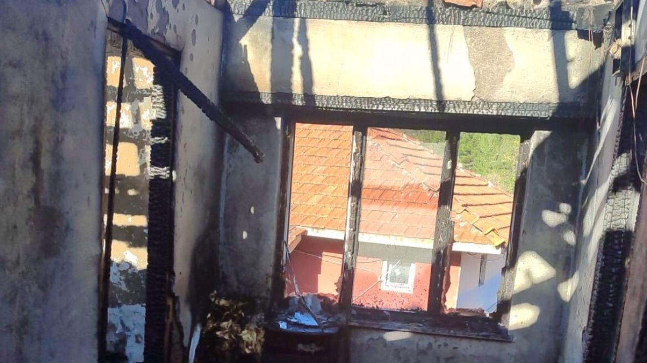 Tavşanlı'da iki katlı ahşap ev yangını binayı kullanılamaz hale getirdi