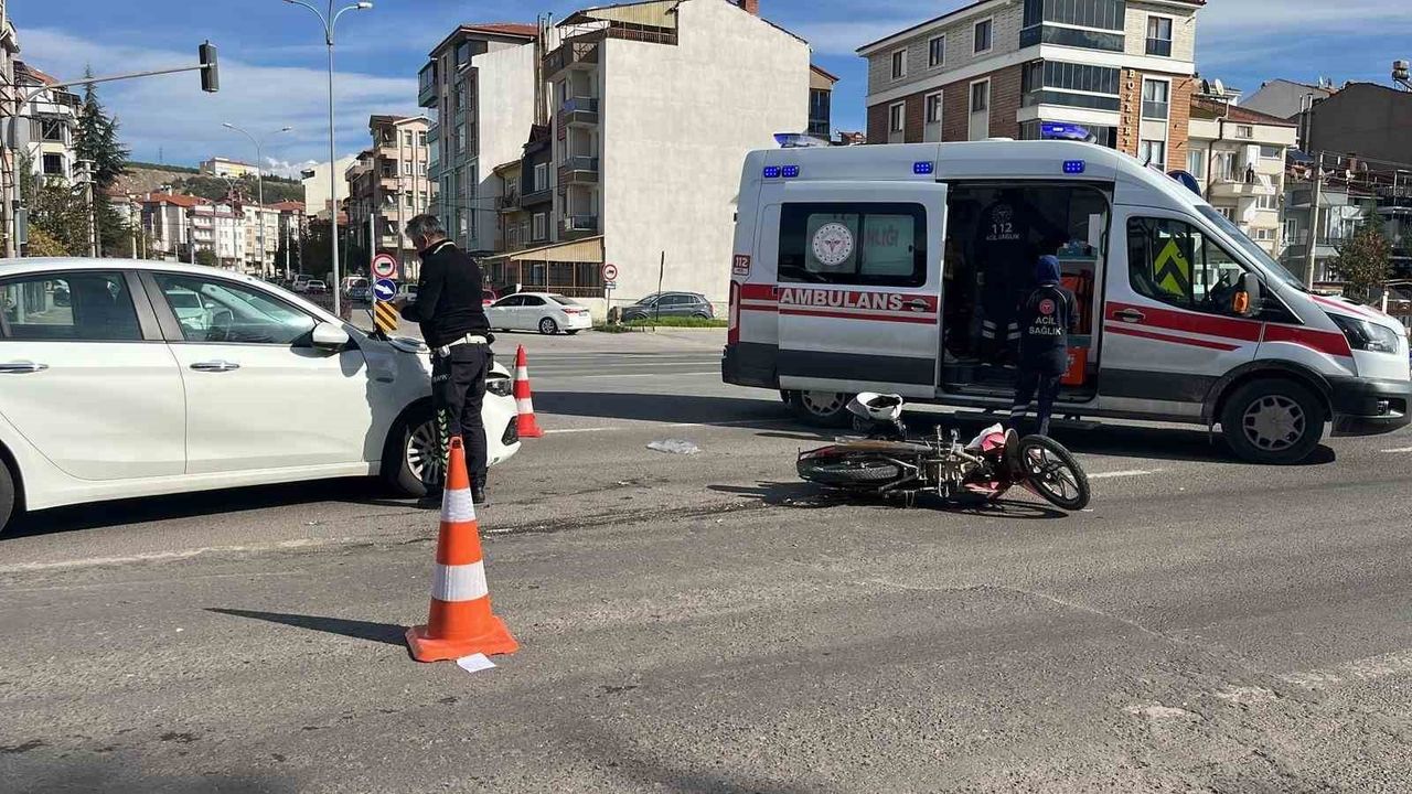 Tavşanlı'da kavşakta otomobil ile motosiklet çarpıştı: 2 yaralı