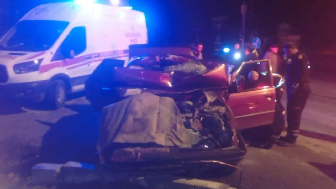 Tavşanlı’da otomobil kamyona arkadan çarptı: 1 kişi ağır yaralı