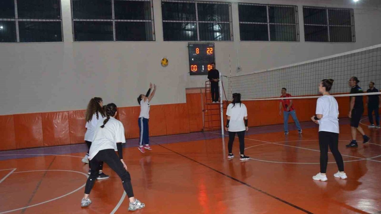 Tavşanlı Handegül Anaokulu’nun kadın öğretmen voleybol takımı erkek takımlarla mücadele ediyor