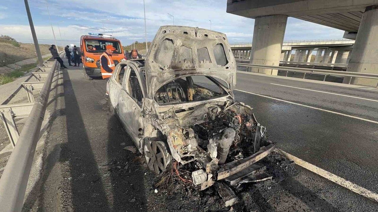 Tayakadın'da seyir halindeki otomobil motor yangını sonucu tamamen yandı