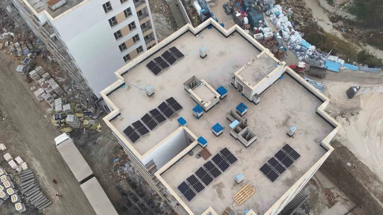 Tek Enerji, Hatay'da 26 Blokta 500 kW'lık Çatı Tipi GES Kurulumuna Başladı