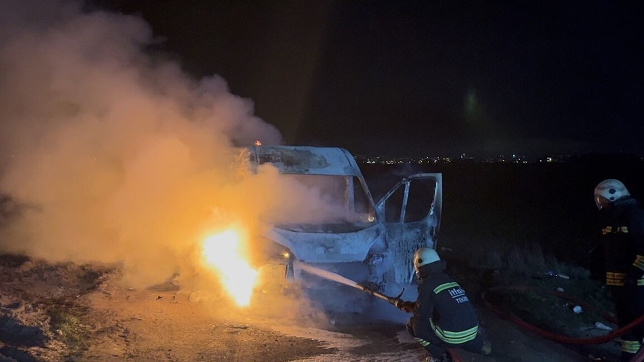 Tekirdağ Çorlu’da park halindeki panelvan minibüs alev aldı; sürücü hastaneye kaldırıldı