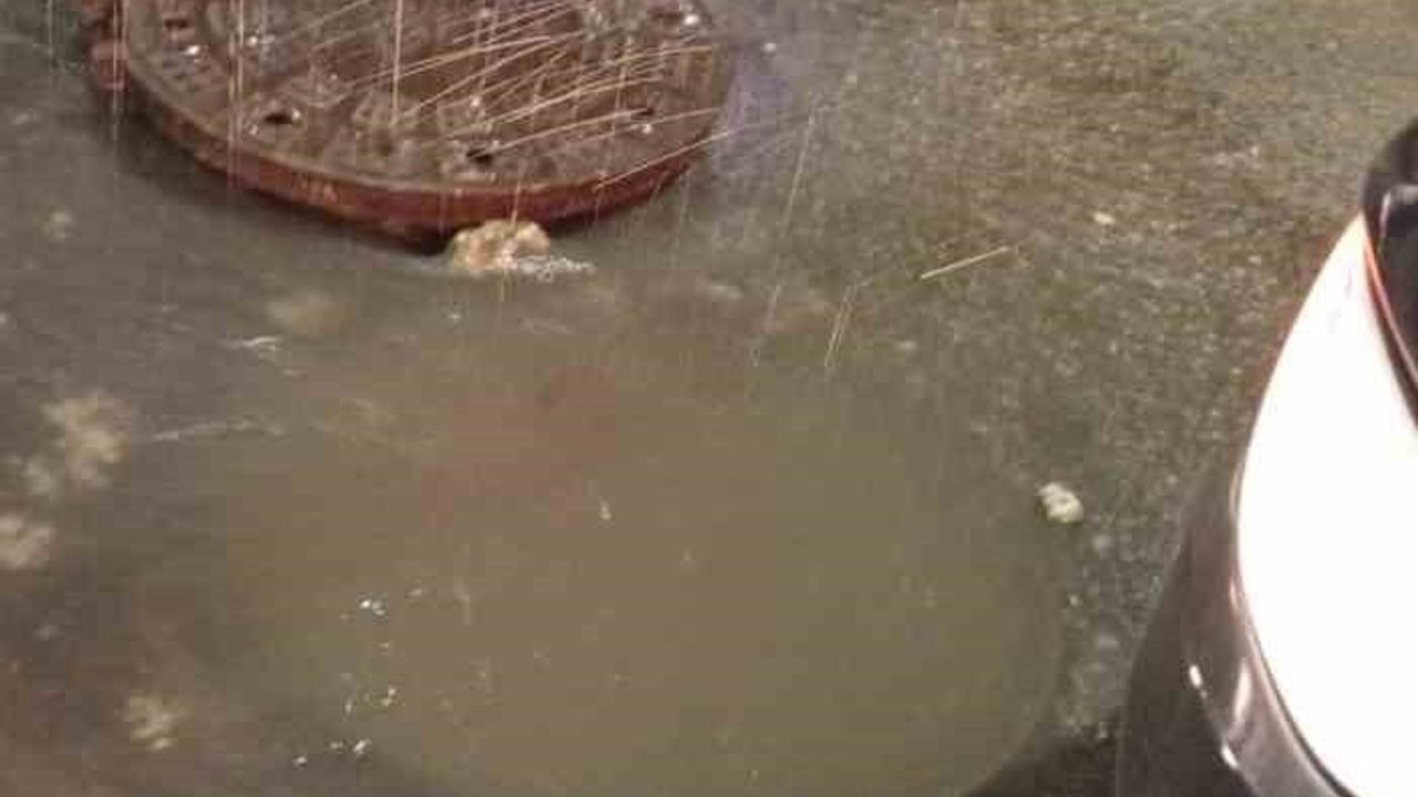 Tekirdağ Çorlu'da sağanak: Yollardaki çukurlar sürücülere zor anlar yaşattı