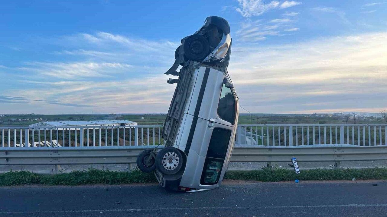 Tekirdağ'da bariyere çarpan hafif ticari araç dik durdu: 2 kişi yaralandı