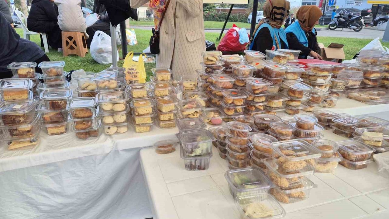 Tekirdağ'da Hasan Ali Yücel Meydanı'nda Filistin İçin Hayır Çarşısı Açıldı