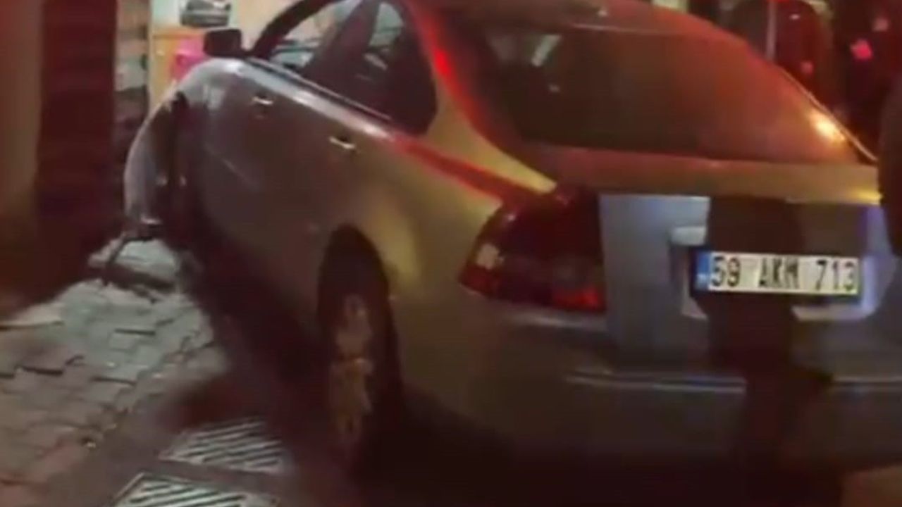 Tekirdağ'da kontrolden çıkan otomobil Değirmenaltı Caddesi'ndeki dükkana girdi