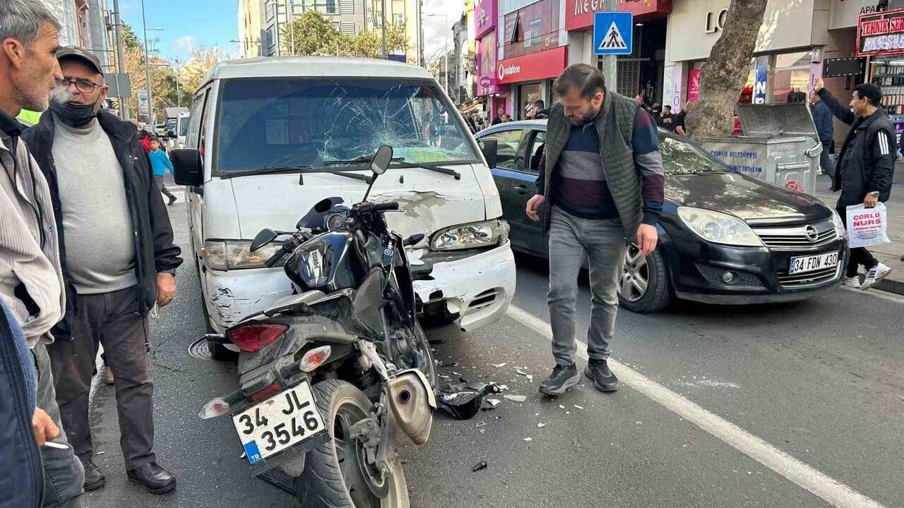 Tekirdağ'da motosiklet ve kamyonet kafa kafaya çarpıştı: 2 yaralı