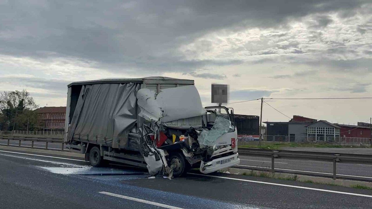 Tekirdağ'da tıra çarpan mürekkep yüklü kamyonet hurdaya döndü; sürücü yara almadan kurtuldu