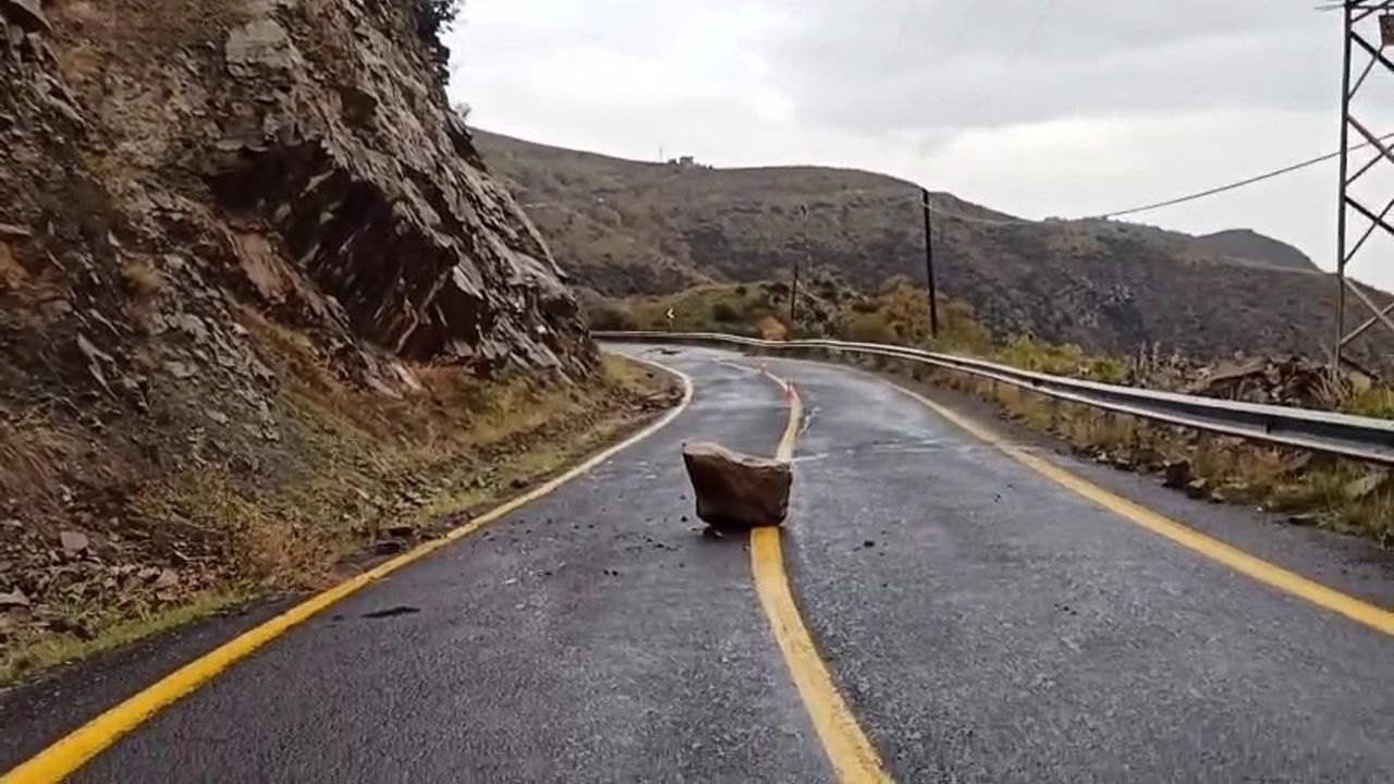 Tekirdağ'da yağış sonrası Yeniköy-Uçmakdere yoluna kaya parçaları yuvarlandı