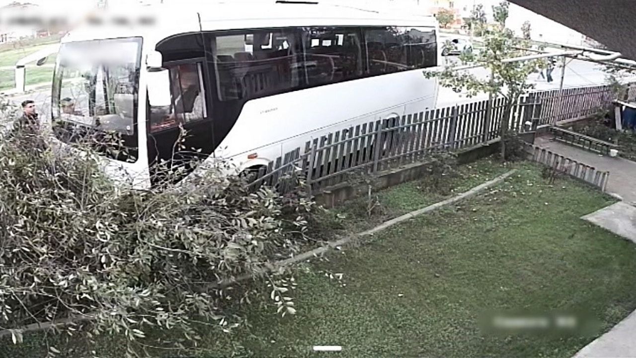 Tekirdağ Ergene'de servis minibüsü ağaca çarptı: 1 yaralı