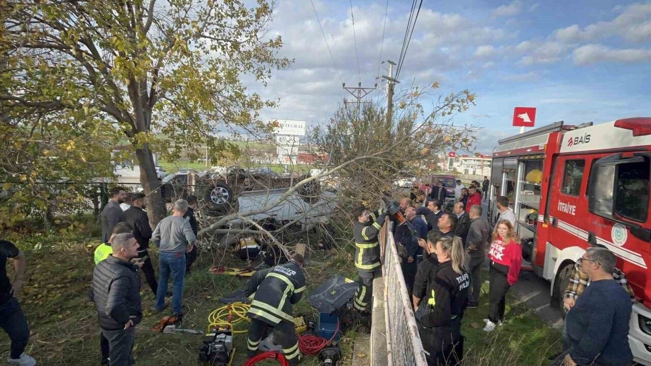 Tekirdağ Ergene’de yolcu minibüsüyle çarpışan pikap takla attı: İki kişi yaralandı